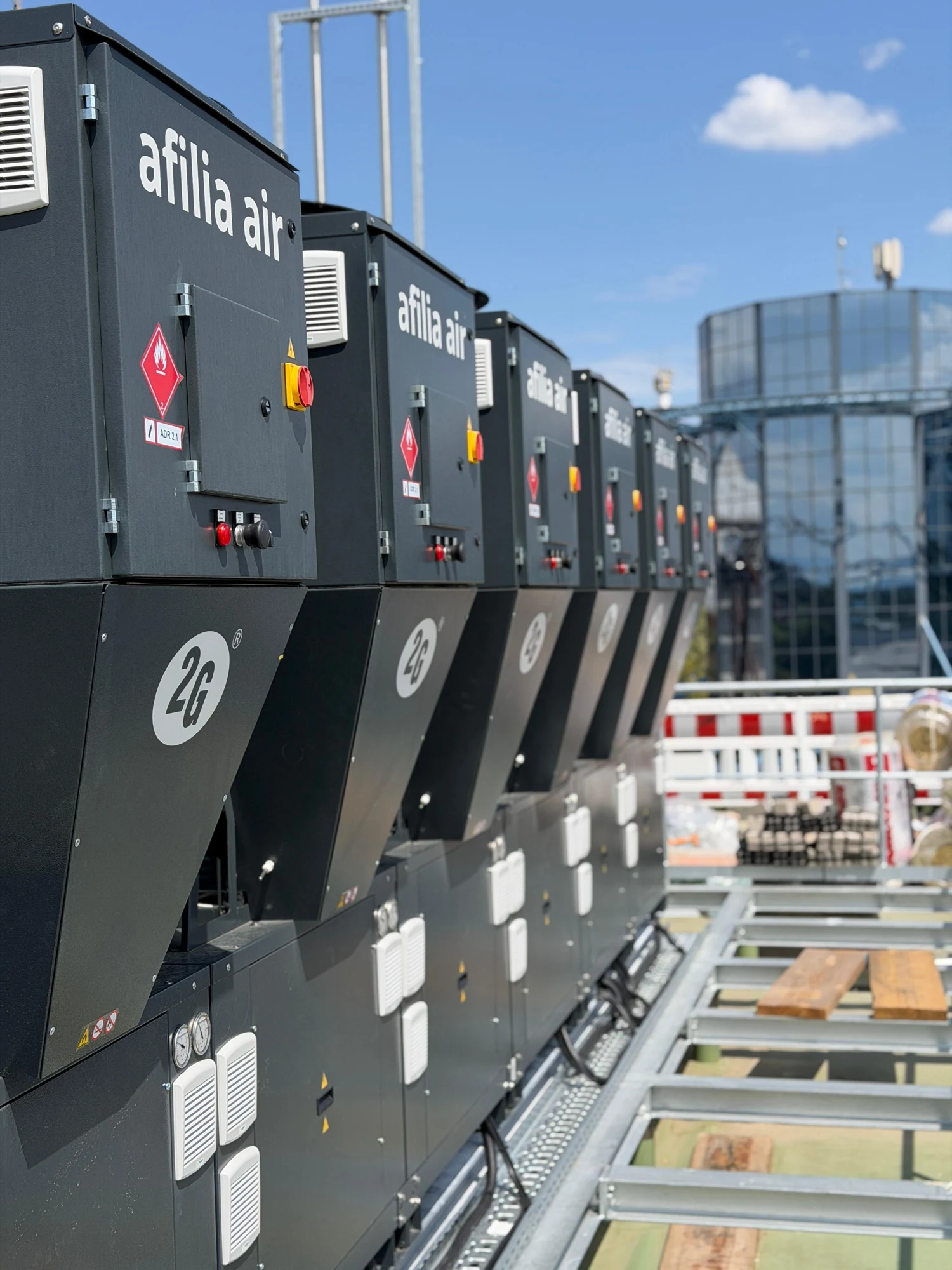 afilia-air-Wärmepumpenanlage auf einem Gebäudedach